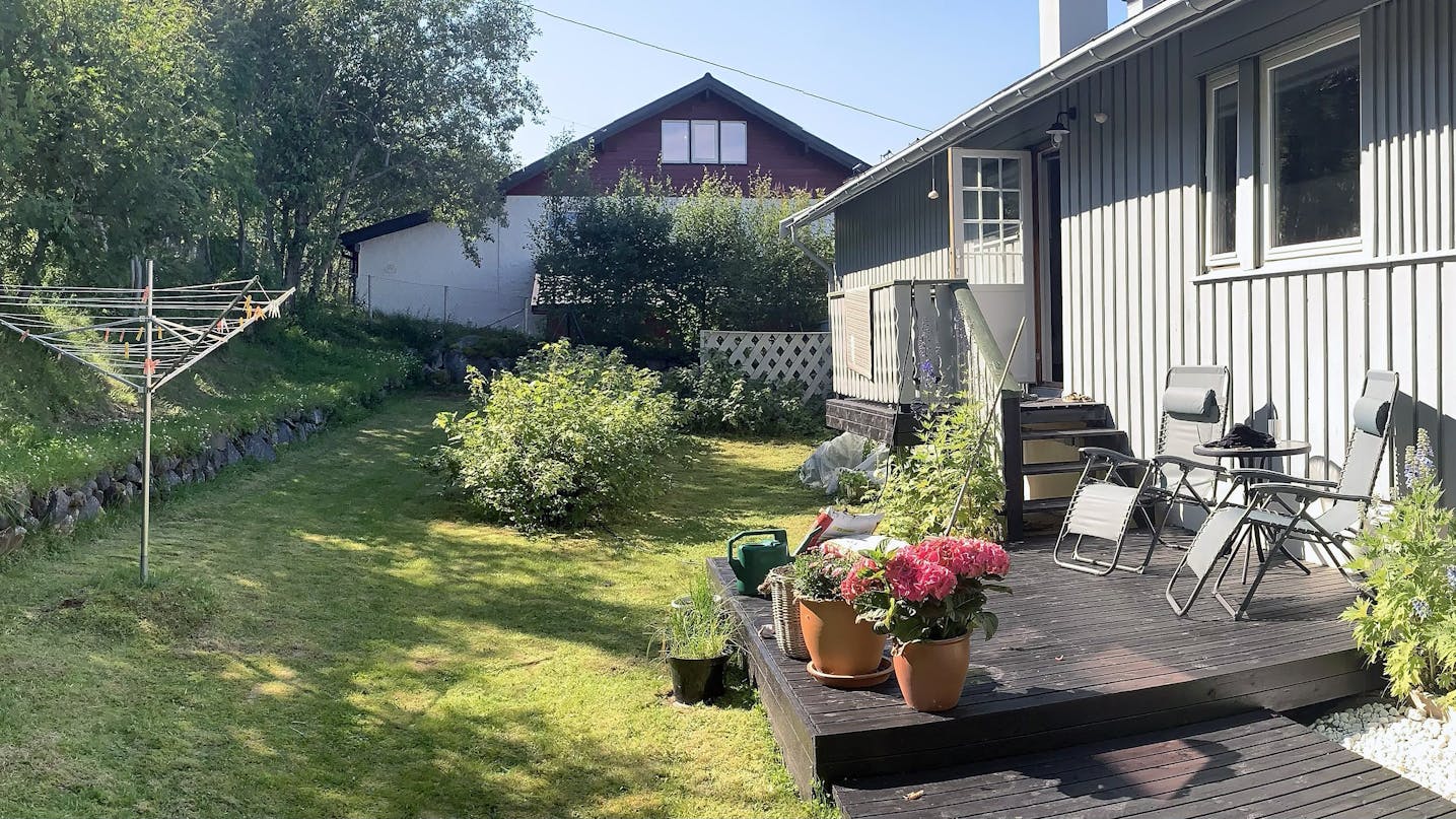 Overdækket terrasse med lounge og udekøkken Overdækket terrasse med lounge og udekøkken